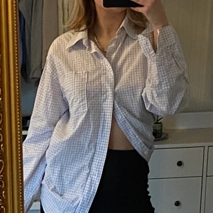 Skjorta - Säljer nu min favorit skjorta som jag köpte förra året. Säljer pga att den nu inte kommer till användning längre:( köpte den för 150 kronor men nu säljer jag den för 60 kronor