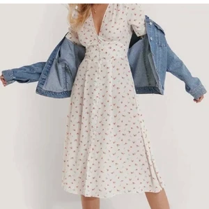 Blommig sommarklänning - Säljer denna klänning som jag köpte här på Plick som tyvärr var för liten. Klänningen är från NA-KD och nypriset är 500kr. Bilderna är lånade från förra ägaren!!