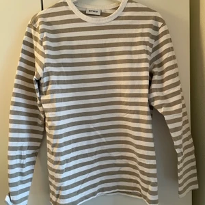Weekday longsleeve  - Randig Weekday longsleeve i storlek S. Mycket sparsamt använd och i bra skick. Perfekt nu till våren då material inte är jättetjockt! Vid köp av fler plagg kan vi fixa ett bra paketpris!😊