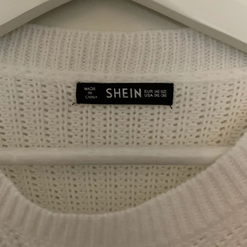 En vit stickad tröja som kommer från SHEIN. Finns endast i en storlek och säljs inte mer, använd en gång och personligen är den för tunn. Relativt kort🌸 Köparen står för frakten💗. Stickat.