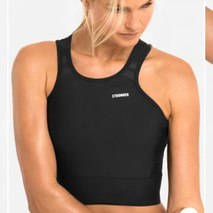 Stronger - crop top strl S - Jättesnygg svart crop top från stronger i storlek S. Sitter verkligen superbra på, men säljer på grund av den har blivit för liten.... Det är använt men i bra skick🥰 Köparen står för frakten! 