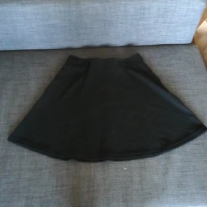 Svart Klockkjol - Användes en gång får 3 år sen och legat i byrån sen dess. Kvaliteten är väldigt bra. Köparen står för frakten. 