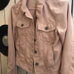 Rosa manchesterjacka  - Superfin rosa Manchesterjacka ifrån Only💛 Köparen står för frakt! 