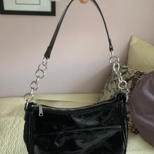 Svart lack väska - Svart väska från h&m. inga fickor utanpå eller innuti