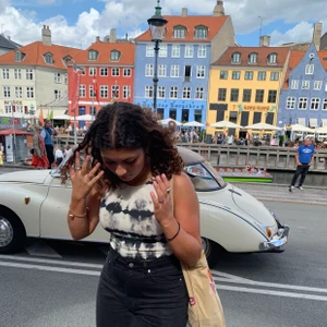 Crop top Weekday - Säljer denna tröjan från Weekday! Har vikt upp den lite på bilderna så den är lite längre i verkligheten, fint skick!! Köpare står för frakt ✨✨