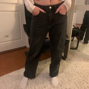Jeans - Jag säljer ett par ”ljus svarta” jeans från Na-kd. De sitter bra i midjan, sitter lite tajtare i rumpan och är vida i benen. Jag på bilden är ca 165 cm lång. De är i strl 38 men de sitter som 36. Köparen står för frakten!