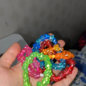 Armband - Säljer dessa egengjorda armbander för 15kr styck