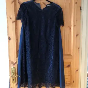 Väldigt fin blå klänning från Ida Sjöstedt. Endast provat men aldrig fått tillfälle att använda den. Storlek 38. Skriv vid intresse🥰