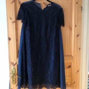 Klänning Ida Sjöstedt  - Väldigt fin blå klänning från Ida Sjöstedt. Endast provat men aldrig fått tillfälle att använda den. Storlek 38. Skriv vid intresse🥰