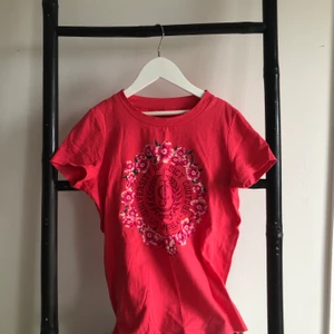 Juicy couture - Säljer jättefin juicy couture t-shirt på grund av för liten. Endast använd ett fåtal gånger. Skriv privat för fler bilder💜