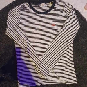 Levi's svart och vit randig tröja  - Tröjan är i princip ny och har legat i garderoben sen köpt. Det är en riktig Levi's org 350 kr 