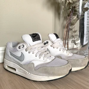 Nike air max - Säljer dessa skor i storlek 36,5. I väldigt fint skick. Säljer för 200 kr + frakt eller hämtas på Värmdö. 
