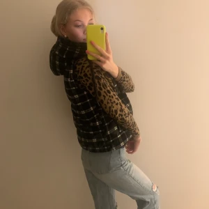 Zara väst - En väldigt snygg ny väst från zara. Lappen kvar😊. nypris. 599 HÖGSTA BUD: 380