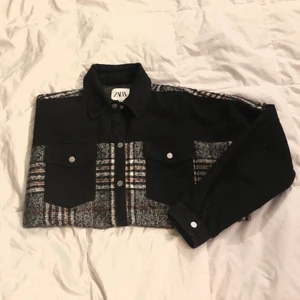 Jacka från Zara - Jättefin jacka från Zara i storlek S, knappt använd.