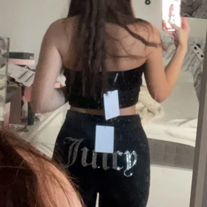 juicy couture  - säljer mina svarta juicy couture byxor i storlek S, de är helt oanvända och har lapparna kvar. köpte i höstas på urban outfiters och har inte använt alls. skriv om du vill ha fler bilder på de💞 