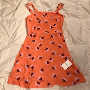 Söt blommig klänning från Urban Outfitters - Söt blommig klänning köpt på Urban Outfitters, från märket dot & x. Oanvänd med prislappar kvar. Storlek 38