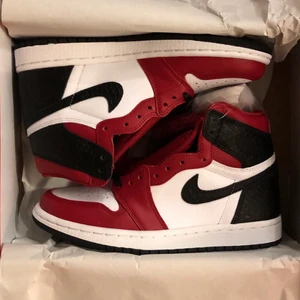 Jordan 1 High Satin Snake - Air Jordan 1 Retro High Satin Snake i storlek 36.5. Oanvända, kommer med box och alla tillbehör. 