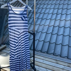 Klänning - Figursydd klänning från H&M i storlek 158. Lite osäker på vad storleken motsvarar men passade för mig som är i S (ibland M) ! Säljer pga att min bröstvidd blivit bredare och vid det partiet sitter klänningen lite för tight. Har använts sparsamt och är lite nopprig. Möts upp i Ljungby eller fraktar för 51 kr (endast spårbart)