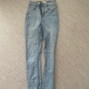 Gina tricot  - Säljer 2 stycken Gina tricot byxor i denna ljusblå färg, xs och storlek s. Båda är i mycket fint skick och är inte uttöjda. 120kr för ett par och 200kr för båda 