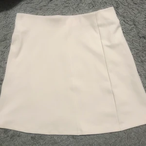 Beige kjol från bik bok  - Jätte snygg kjol använd endast en gång så nästan helt ny, lite utsvängd längst ner, perfekt t sommaren med sneakers eller sandaler under 