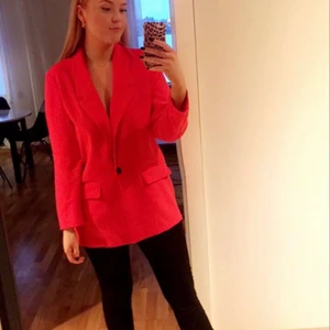 Kavaj  - Snygg röd kavaj i nyskick (endast använd 1 gång) i storlek 40. Ordinarie pris 599:-, säljs för 150:-