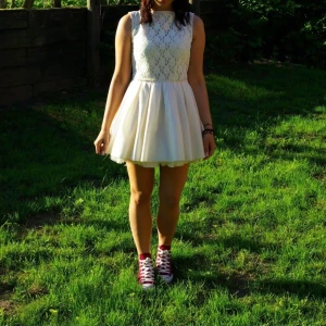 STUDENTKLÄNNING strl:M  - Underbar klänning till studenten. Endast använd 1 gång! Nypri: 799kr