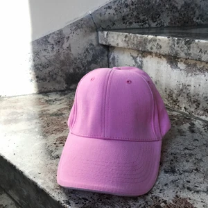 Rosa keps - En rosa keps med lite sammet tyg. Har 2x. Först till kvarn! 💖