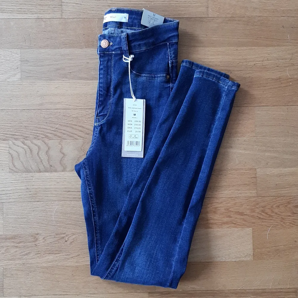 Helt nya högmidjade jeans i stl M.. Jeans & Byxor.