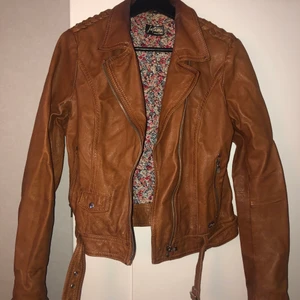 Jofama by Kenza  - Conjaksfärgad skinnjacka från Kenzas linje för Jofama. Jackan är i fint skick. Nypris var 2500:- 