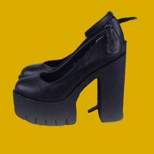 Platform shoes - Suupersöta svarta platform shoes som ör superbekväma och stadiga. Nyskick, bortsett från att min lilla kanin bestämde sig för att nafa lite på ena fotbandet. Dock skadade de inte skorna alls🥺💕 de står i 38 men skulle såga att de är mer 37/37,5