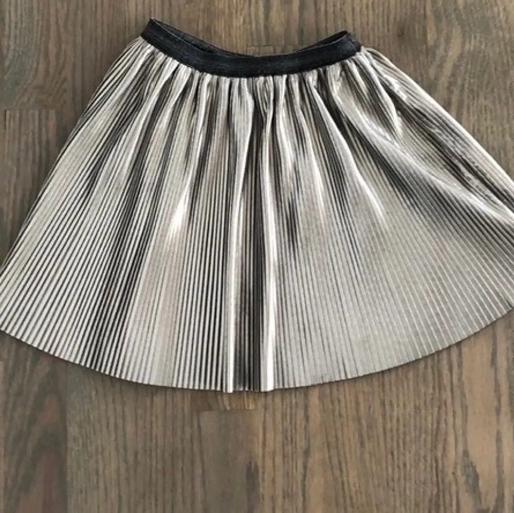 Jättecool kjol från Zara i strl 164, men den är rätt stor i storleken och passar S-M. Kjolar.