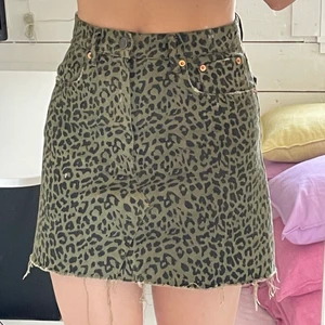 Denim kjol - Militärgrön kjol i denim med leopard mönster.  Storlek Xs och knappt använd!