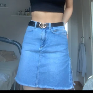 JeansKjol NA-KD - Jeanskjol med bra passform runt midjan tom utan bälte. På höger sida har jag råkat riva upp kjolen när jag hatta fotboll. Kjolen är fortfarande fin tycker jag och slitaget ser ut som en cool design till, men väljer att sälja få jag har många kjolar. Om man vill själv kan man fortsätta på designen ;)