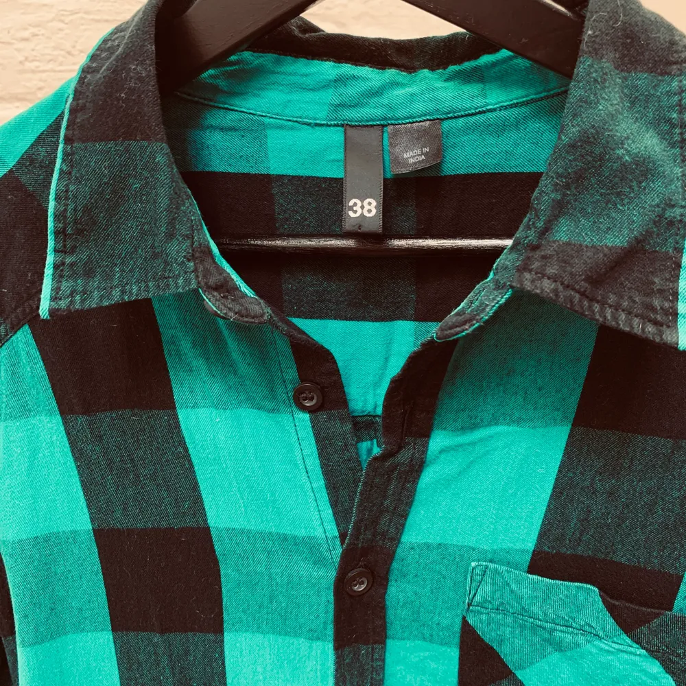 Lång härlig skjorta. Färgen på detaljbilden stämmer bättre med verkligheten. Den är grön och inte blå! . Skjortor.