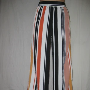 Byxor - Fladdriga byxor från weekday i st 34 eller S. Köparen står själv för frakt eller så möts vi upp i Sthlm🌹