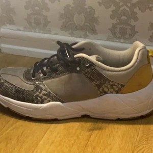 Stockholm  - Har använt en gång ! Inga skador. Snyggt ! Köpte för  500 men säljer för 120 sköna 🦋❤️😻