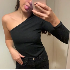One shoulder top body - Riktigt snygg one shoulder top i svart! Detta är en body så man knäpper den nedanför. Endast använd en gång så i topp skick 😇 Frakt tillkommer 💞