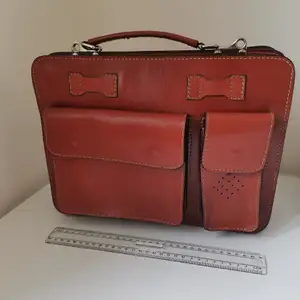 Leather briefcase in really good shape. Pick up at aspudden 