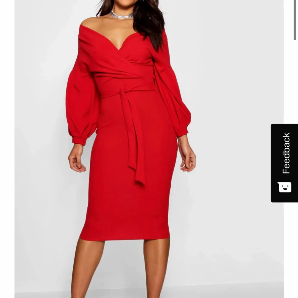 Röd klänning från Boohoo, använd en gång. Säljs pågrund av att den ej används längre.. Klänningar.