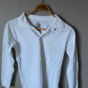 Trikå - En jättefin tröja jag köpte i en second hand affär i Miami förra året <3 säljer för den kommer ej till användning. Det står L men det är en barntröja så i vanliga storlekar skulle jag säga att det är en S/M.  Bud!!