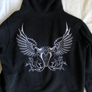 zip up med tryck - så fin zip up med tryck på ryggen sitter snyggt oversized skriv för fler bilder😋 HÖGSTA BUD 320 pga högsta budaren ångrade sig