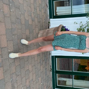 Super söt klänning  - Jätte fin sommarklänning som kommer vara perfekt ny till sommaren! Den är i bra skick💓