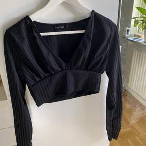 As snygg svart kroppad tröja med v-ringning. Har två så säljer denna och den är helt som ny (aldrig använd) 💗 det är storlek S/M men skulle säga det är mer en S. 