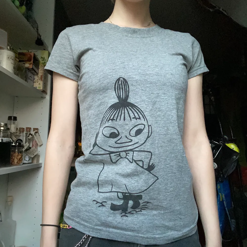 Jättecool Mumin t-shirt med lilla My på. Säljer den pga att jag inte tycker jag passar i grå. Den är i storlek S och är i bra skick!🖤 Köparen står för frakten📦💕. T-shirts.