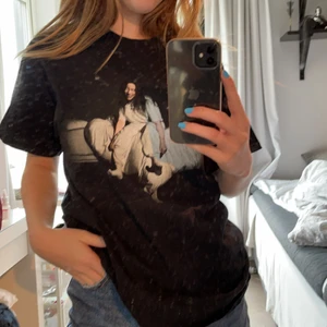 Billie eilish tröja  - Säljer denna Billie eilish tröjan som jag köpte på lollapalooza. Den är i jättebra skick. För fler frågor eller svar kontakta❤️🥰🥰
