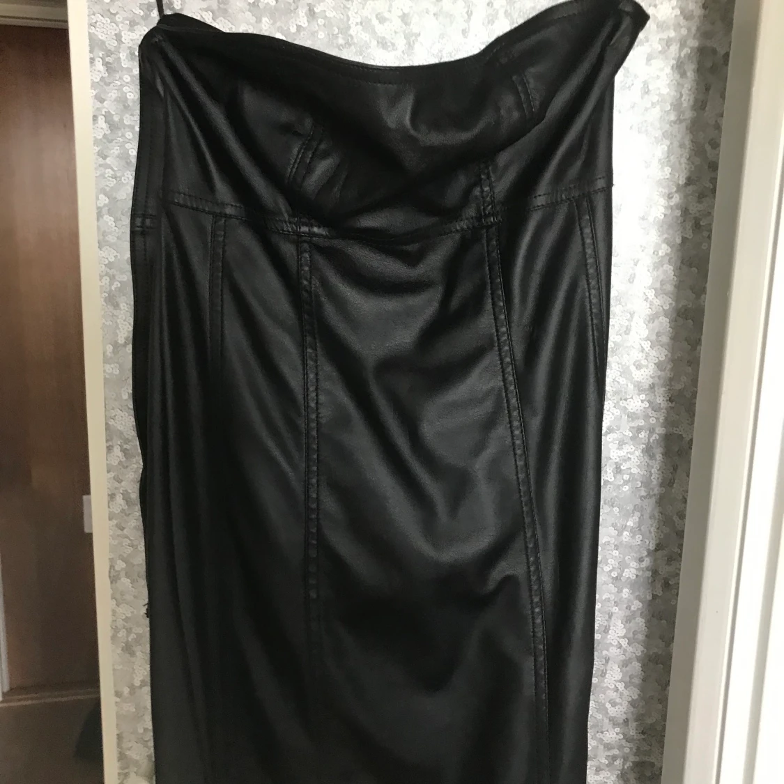 Fodralklänning fuskskinn