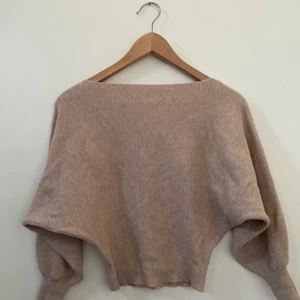 Princess Polly Sweater - Superskön Princess Polly sweater, använd en gång men säljer den på grund av att den inte längre är min stil. Den är jätte mjuk och är inte supertjock satt den passar bra till sommaren, i nyskick  