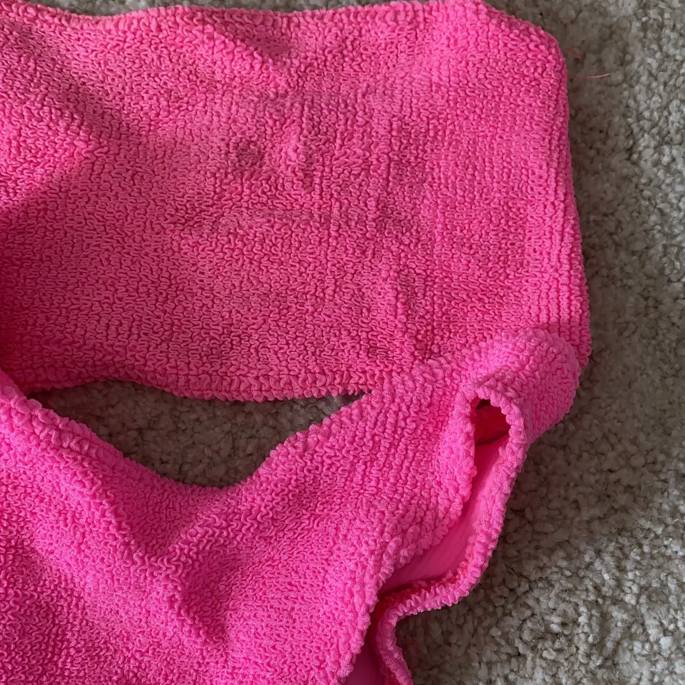 Rosa bikini från asos som är slutsåld. Aldrig använd men har dock tagit bort trosskyddet i. I storlek One size.. Toppar.