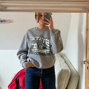 Vintage Trinity Shamrocks Sweatshirt  - Vintage Trinity Shamrocks Sweatshirt   Storlek  M/L Measurements: Length - 66 cm Pit to pit - 53cm  Condition: Vintage (9/10)  (Pris -300kr)  DM för mer bilder och frågor