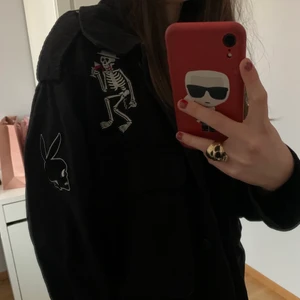 Jacka med döskallar - Så cool jacka med patches av skelett, bokstäver och döskallar. Köpt för 4 år sen
